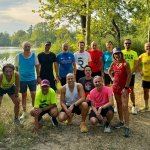 Gruppo di podisti e camminatori nella zona dei laghi nel Parco La Mandria